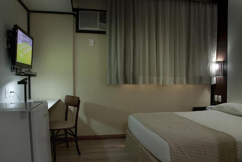 Master Express Moinhos De Vento Hotel Порту Алегри Екстериор снимка