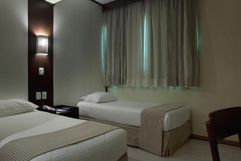 Master Express Moinhos De Vento Hotel Порту Алегри Екстериор снимка